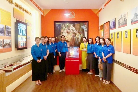 Tuổi trẻ Hiệp hội Ngân hàng Việt Nam dâng hương và thăm di tích cách mạng 5D Hàm Long