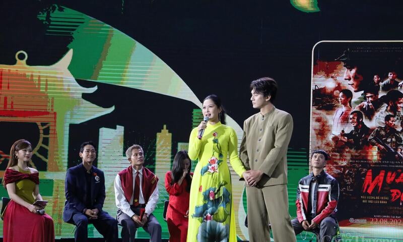 Dàn diễn viên phim 'Mưa đỏ' gây sốt tại Hội chợ Mùa Thu