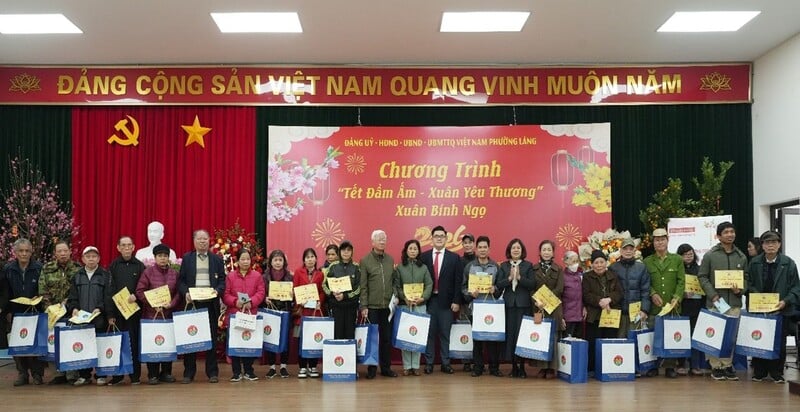 ROX Share mang Tết ấm đến hơn 2.300 hộ gia đình khó khăn