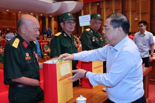 Phó Thủ tướng Thường trực Phạm Gia Túc thăm, tặng quà người có công, công nhân, người lao động tỉnh Quảng Ninh