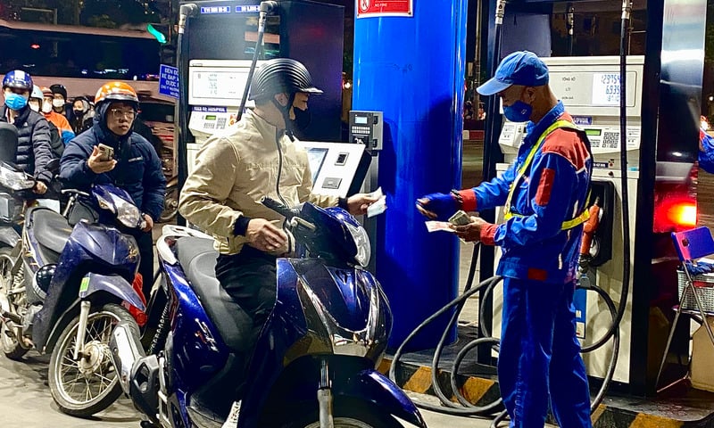 Giá xăng dầu hôm nay 15/3/2026: Giữ mốc 100 USD/thùng phiên cuối tuần