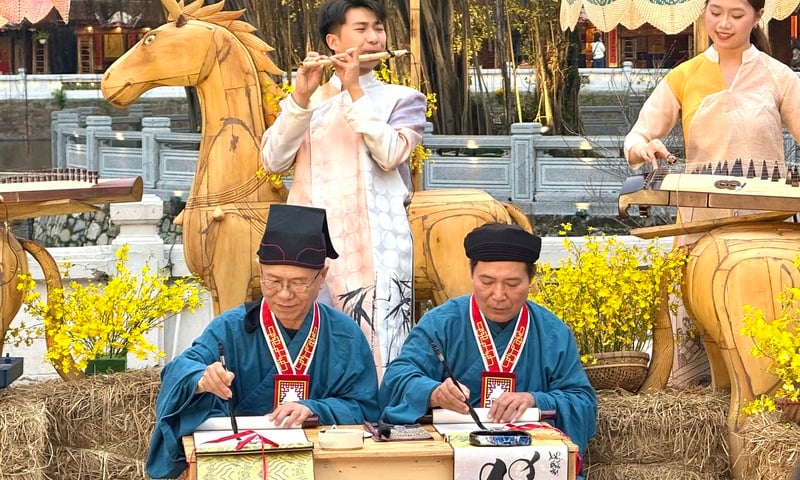 Hội chữ Xuân Bính Ngọ 2026 mở cửa đón giao thừa