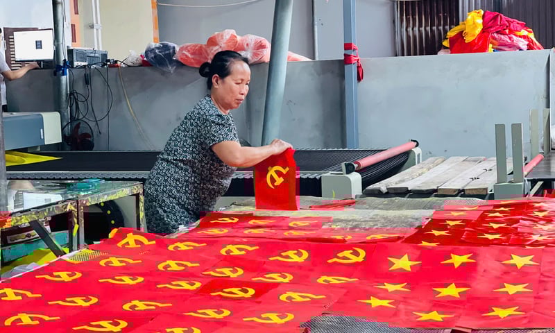 Sắc đỏ phủ kín làng nghề may cờ truyền thống Từ Vân