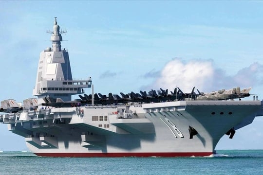 Tàu sân bay dài hơn 300m, trang bị ba bệ phóng EMALS, có thể mang theo hàng chục tiêm kích siêu thanh