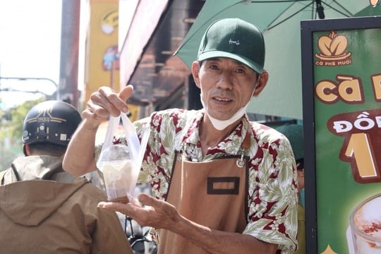 Từ xe đẩy vỉa hè đến chuỗi cà phê phủ khắp cả nước: Hành trình khởi nghiệp tuổi U60 của “chú Long cà phê muối”