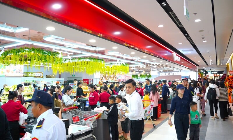 Nhộn nhịp không khí mua sắm tại trung tâm thương mại lớn nhất Nghệ An