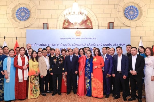 Thủ tướng Phạm Minh Chính gặp gỡ cán bộ, nhân viên Đại sứ quán và cộng đồng người Việt Nam tại Liên bang Nga