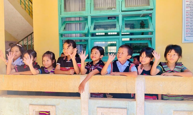 Thủ tướng yêu cầu bảo đảm học sinh đều được miễn học phí, hỗ trợ bữa trưa
