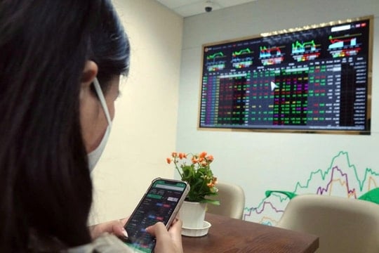 VN-Index trở lại mốc 1.900 điểm, dòng tiền chọn lọc ở ngân hàng và dầu khí