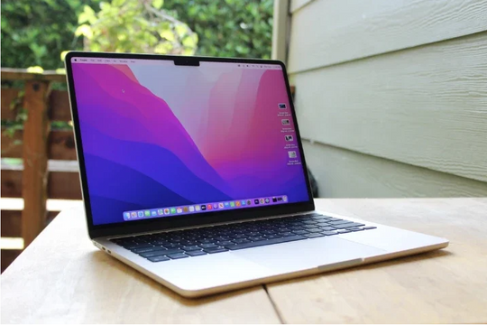 Vì sao MacBook Air M2 vẫn là laptop mỏng nhẹ đáng mua nhất 2025?