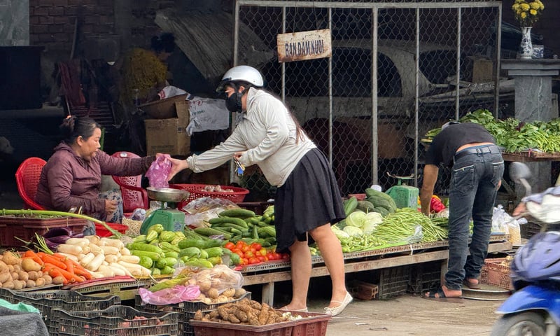 TP. Hồ Chí Minh: Nguồn cung giảm mạnh, thị trường rau xanh bị đẩy giá