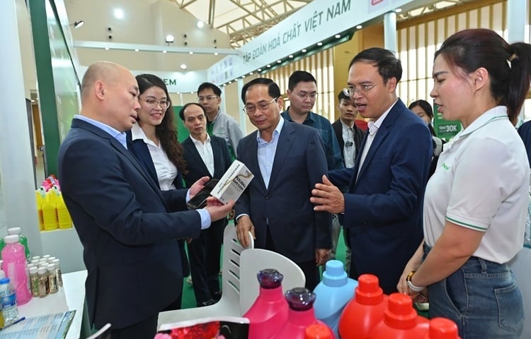 Gian hàng VINACHEM tạo điểm nhấn tại Hội chợ Mùa Xuân 2026