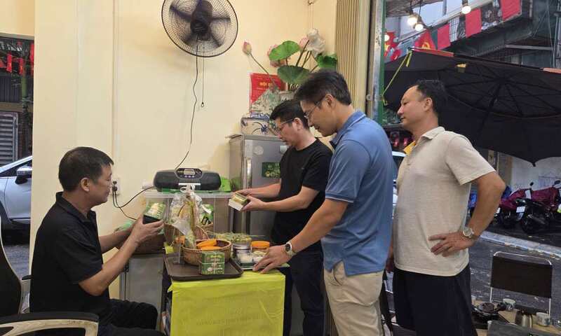 Người Hà Nội tìm về truyền thống, sản phẩm cốm 'lên ngôi' dịp Trung thu