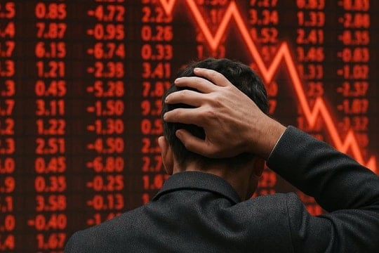 Chuyến tàu muộn cập bến HOSE những ngày cuối năm 2024: Cổ phiếu rớt về mệnh giá, doanh thu nghìn tỷ lãi chỉ 1%