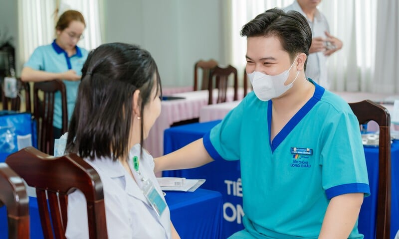 Long Châu tiêm phòng cho cán bộ Bệnh viện Y học cổ truyền Đồng Tháp