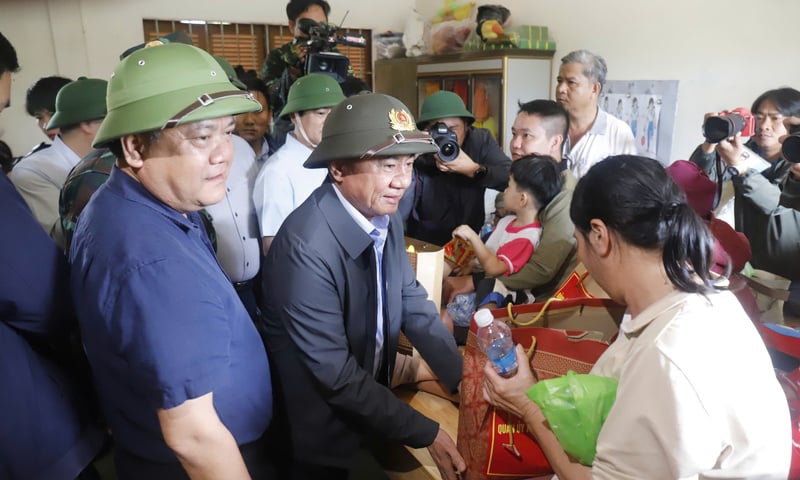 Đồng chí Trần Cẩm Tú thăm hỏi, động viên người dân tại Khánh Hòa