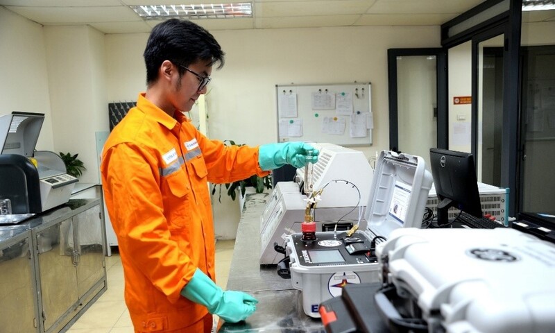 ‘Bác sĩ dầu máy’ EVNHANOI thầm lặng bảo vệ lưới điện Thủ đô