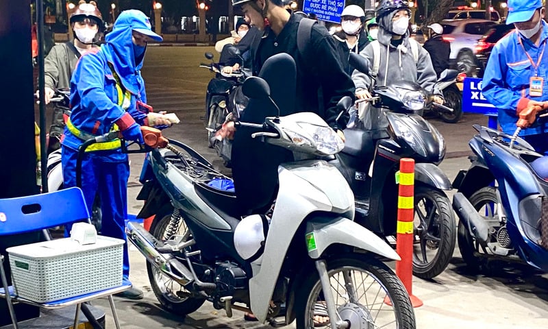 Giá xăng dầu hôm nay 25/2/2026: Quay đầu giảm nhẹ