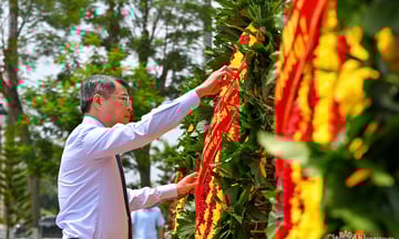 Thủ tướng Lê Minh Hưng dâng hương tưởng niệm các Anh hùng Liệt sĩ tại TP. Hải Phòng