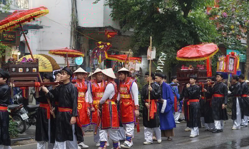 Linh thiêng lễ rước kiệu Mẫu đền Vũ Thạch giữa phố cổ Hà Nội