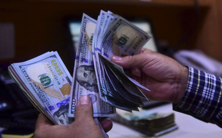 Tỷ giá USD hôm nay 18/10/2025: Ngân hàng giảm, “chợ đen” tăng mạnh