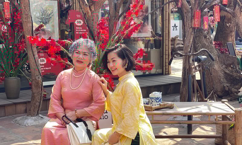 Người dân đổ về Văn Miếu Quốc Tử Giám xin chữ, cầu may