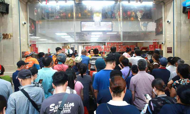 Người dân Hà Nội xếp hàng dài mua bánh trung thu truyền thống