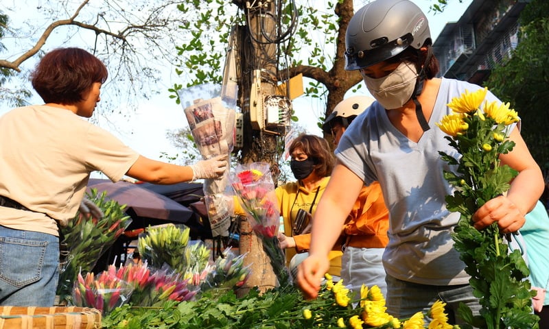 Người dân Thủ đô tất bật sắm lễ trong ngày rằm tháng Giêng