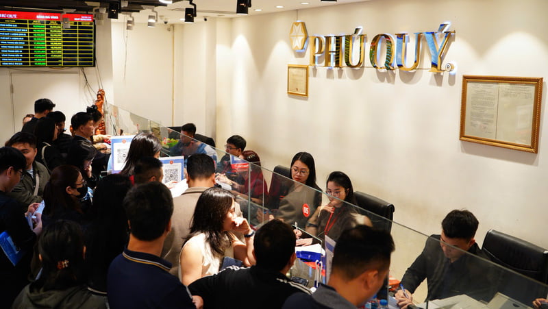 Nhà đầu tư ‘tích sản’ ra sao sau cú sốc giá vàng, bạc?