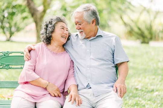 Người đang hưởng lương hưu qua đời, thân nhân được nhận mấy loại trợ cấp?