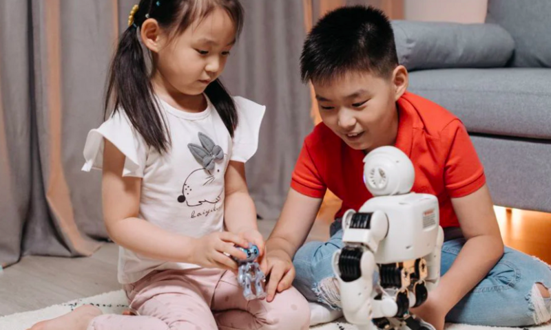 Đồ chơi công nghệ, robot ‘hút’ khách dịp tết Trung thu