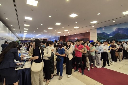 Có ngân hàng tặng tới 700.000 đồng cho mỗi cổ đông tham dự đại hội