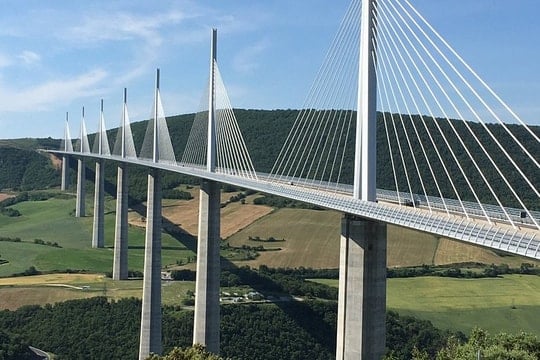 Siêu công trình vượt thung lũng cao hơn cả tháp Eiffel: Dài gần 2,5km, có tới 7 trụ tháp, trụ cao nhất lên tới 343m